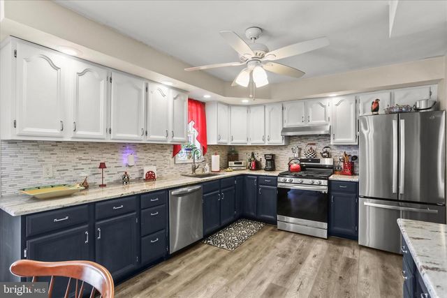 17 ECKER AVE, Stewartstown, PA 17363