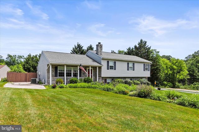 17 ECKER AVE, Stewartstown, PA 17363