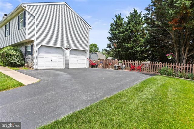 17 ECKER AVE, Stewartstown, PA 17363