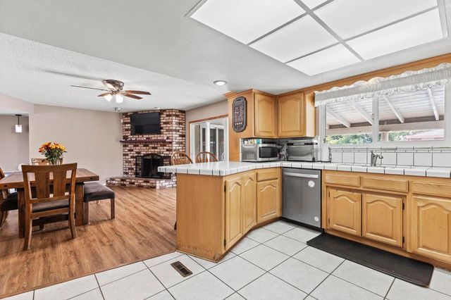 1570 Valley View Dr, Yuba City, CA 95993