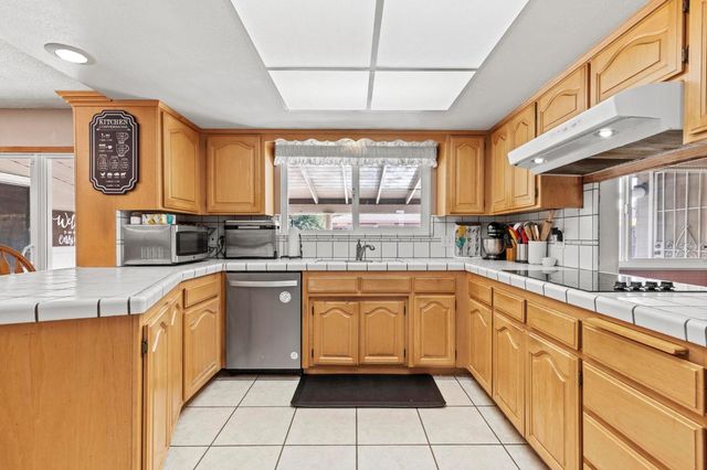 1570 Valley View Dr, Yuba City, CA 95993