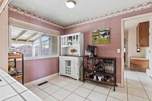 1570 Valley View Dr, Yuba City, CA 95993