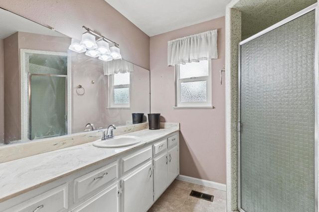 1570 Valley View Dr, Yuba City, CA 95993