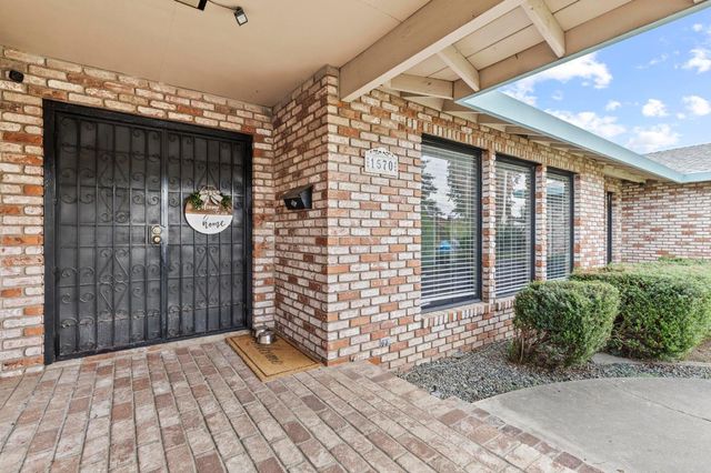 1570 Valley View Dr, Yuba City, CA 95993