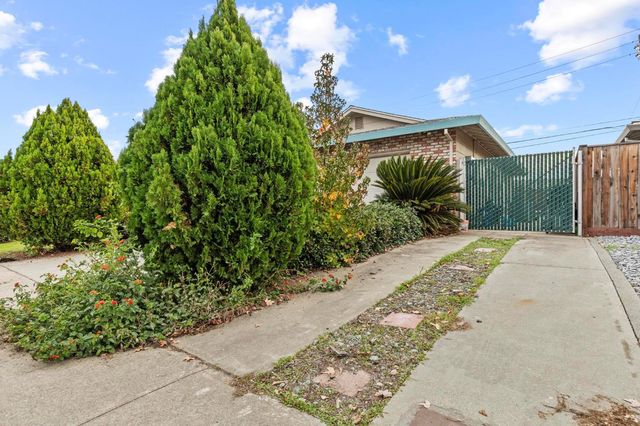 1570 Valley View Dr, Yuba City, CA 95993