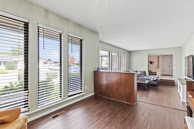 1570 Valley View Dr, Yuba City, CA 95993