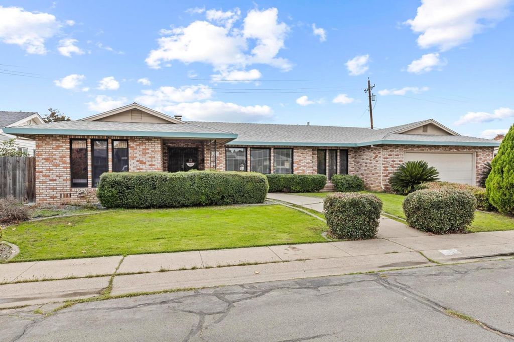 1570 Valley View Dr, Yuba City, CA 95993