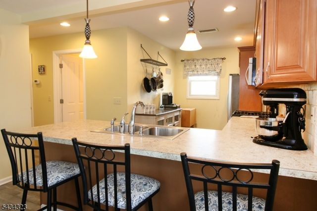 6 Knollwood Rd, Totowa Boro, NJ 07512