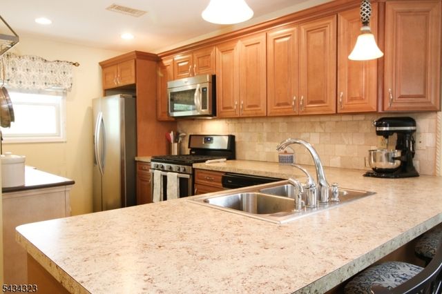 6 Knollwood Rd, Totowa Boro, NJ 07512