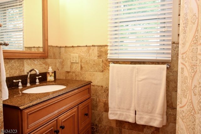 6 Knollwood Rd, Totowa Boro, NJ 07512