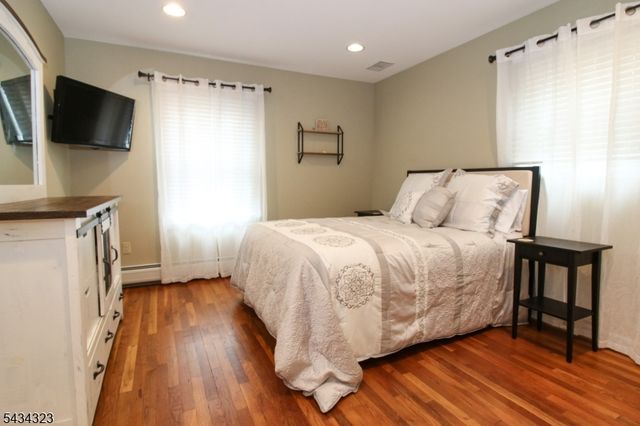 6 Knollwood Rd, Totowa Boro, NJ 07512