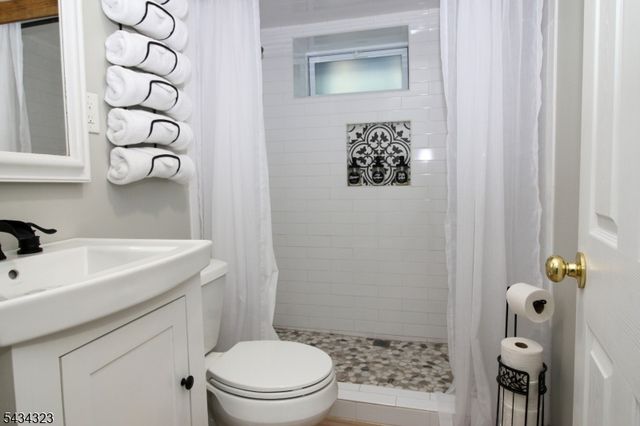 6 Knollwood Rd, Totowa Boro, NJ 07512