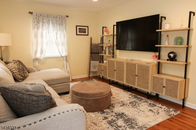6 Knollwood Rd, Totowa Boro, NJ 07512