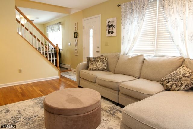 6 Knollwood Rd, Totowa Boro, NJ 07512