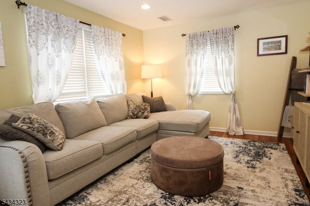 6 Knollwood Rd, Totowa Boro, NJ 07512