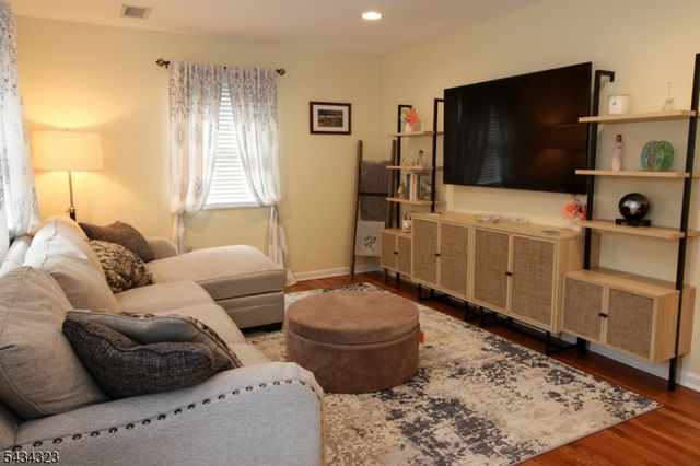 6 Knollwood Rd, Totowa Boro, NJ 07512
