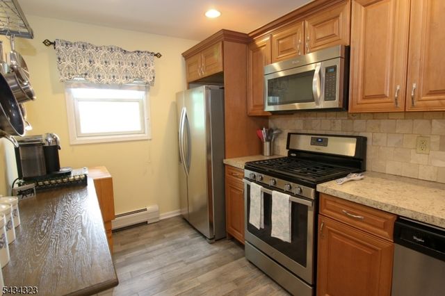 6 Knollwood Rd, Totowa Boro, NJ 07512
