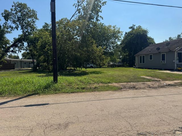 915 W Milam Street, Wharton, TX 77488