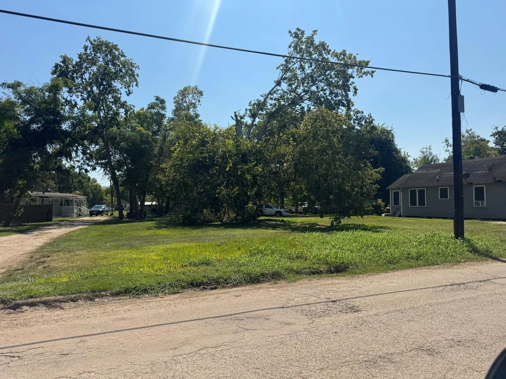 915 W Milam Street, Wharton, TX 77488