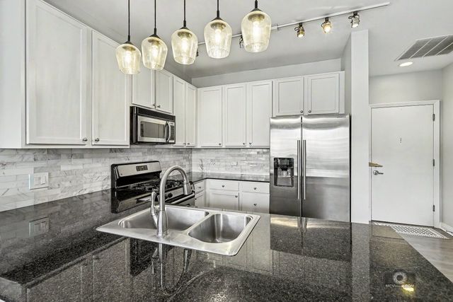 859 W ERIE Street 303, Chicago, IL 60642