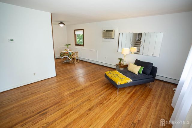 8 Stony Road, Edison, NJ 08817