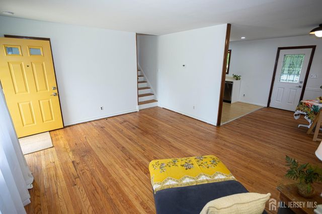 8 Stony Road, Edison, NJ 08817