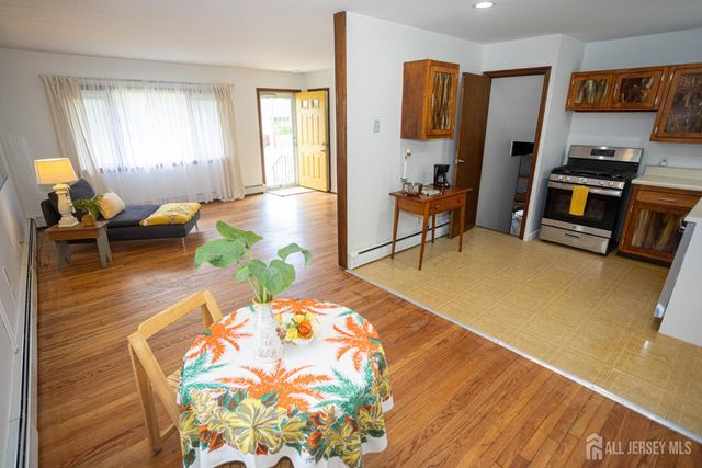 8 Stony Road, Edison, NJ 08817