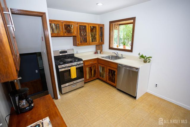 8 Stony Road, Edison, NJ 08817