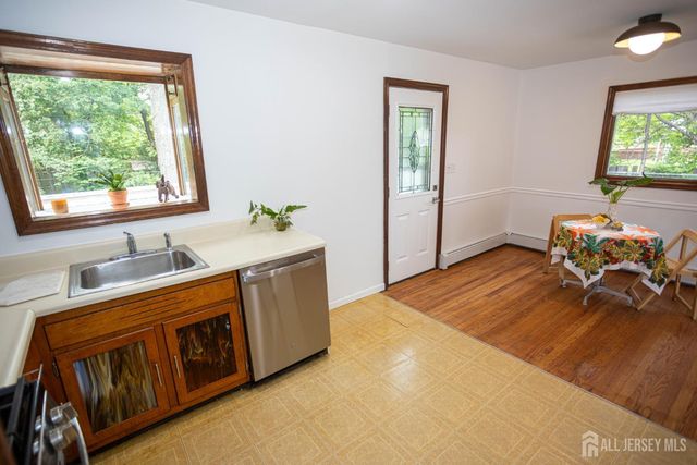 8 Stony Road, Edison, NJ 08817