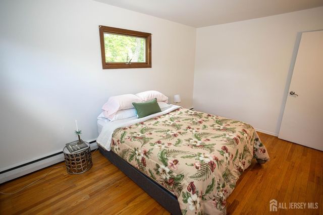 8 Stony Road, Edison, NJ 08817