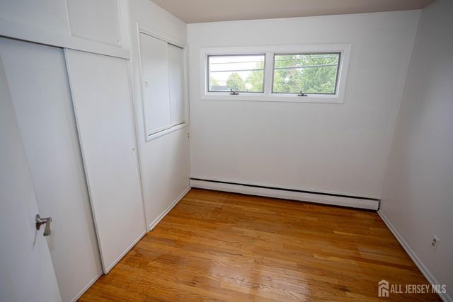 8 Stony Road, Edison, NJ 08817