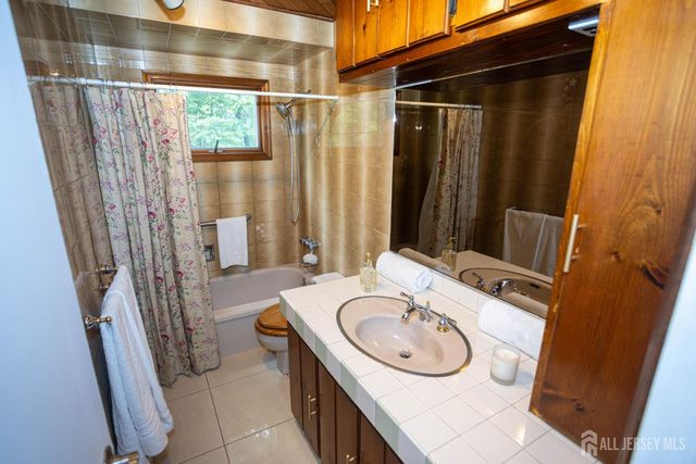 8 Stony Road, Edison, NJ 08817