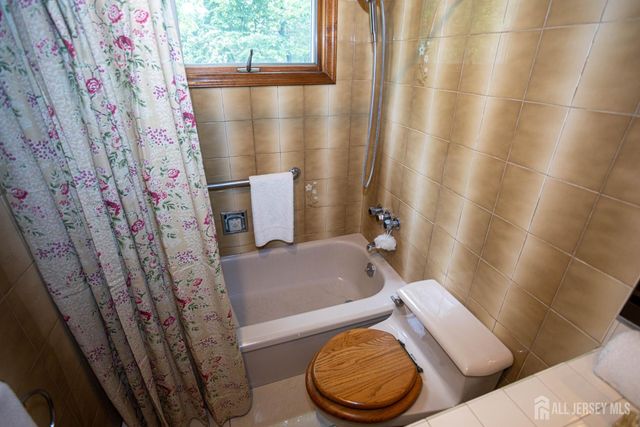 8 Stony Road, Edison, NJ 08817