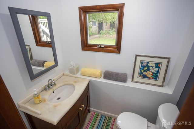 8 Stony Road, Edison, NJ 08817