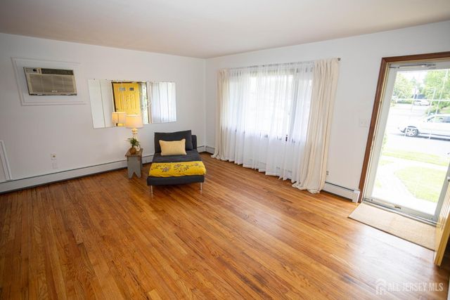 8 Stony Road, Edison, NJ 08817