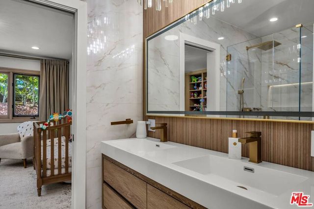 2144 Banyan Drive, Los Angeles, CA 90049
