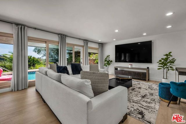 2144 Banyan Drive, Los Angeles, CA 90049