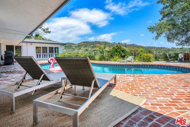 2144 Banyan Drive, Los Angeles, CA 90049