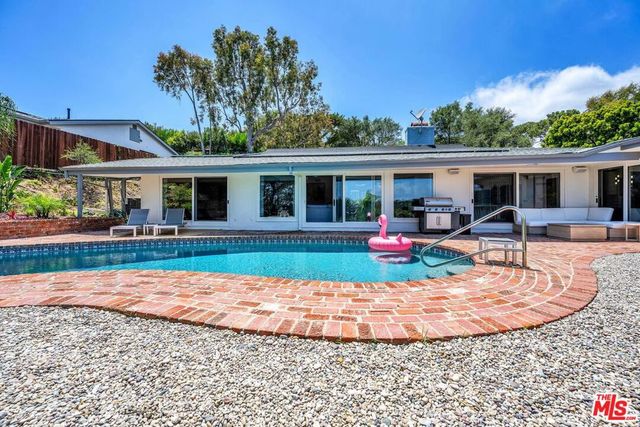 2144 Banyan Drive, Los Angeles, CA 90049