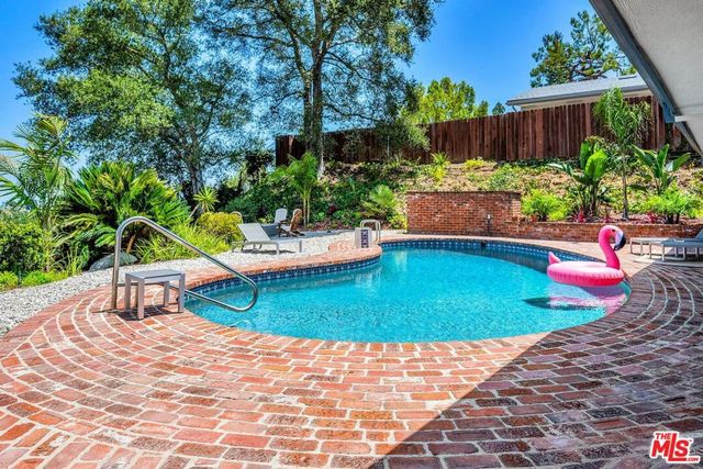 2144 Banyan Drive, Los Angeles, CA 90049