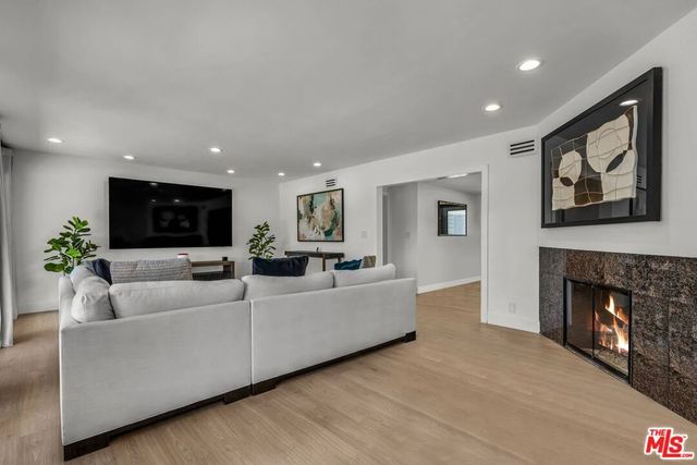 2144 Banyan Drive, Los Angeles, CA 90049