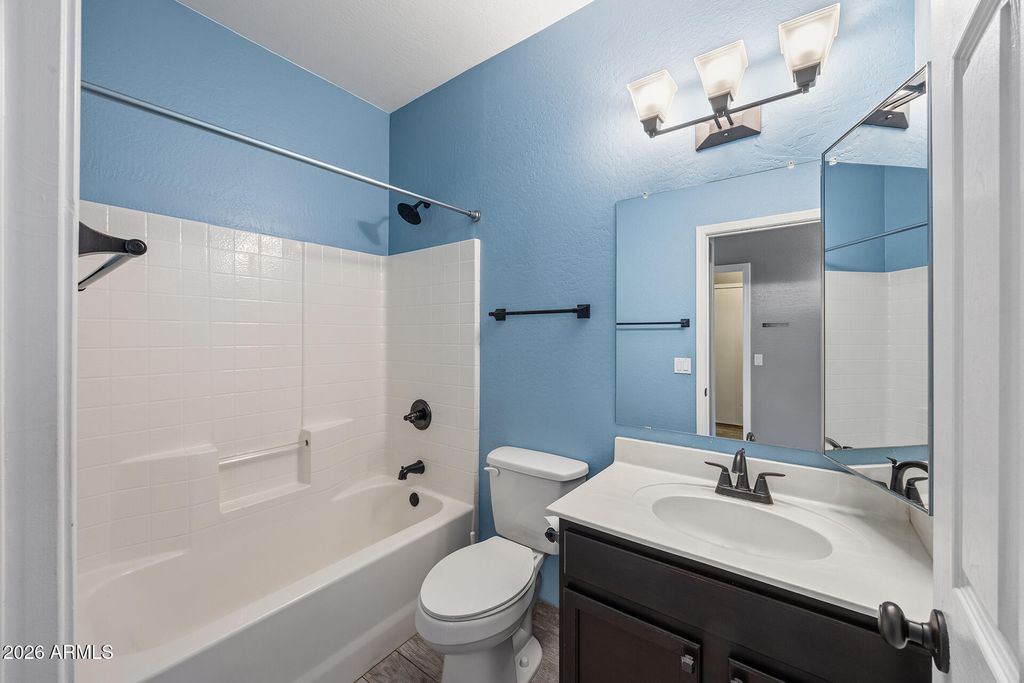 Image 11 of property listing at 8303 N 56TH Lane, Glendale, AZ 85302