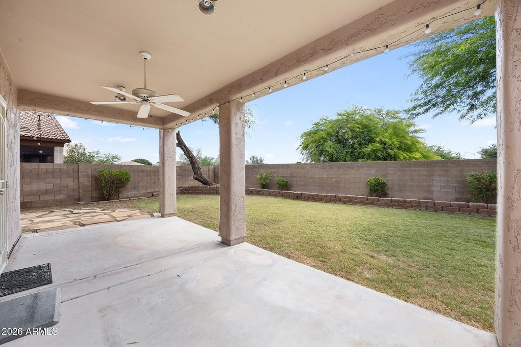 Image 14 of property listing at 8303 N 56TH Lane, Glendale, AZ 85302