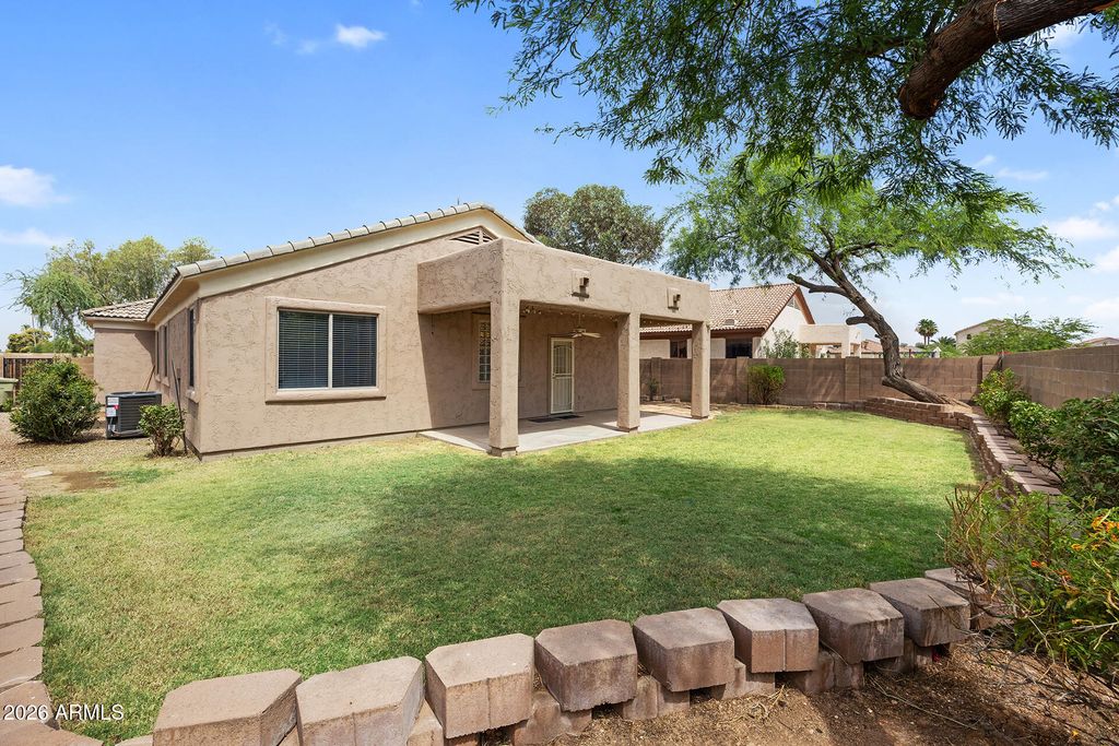 Image 16 of property listing at 8303 N 56TH Lane, Glendale, AZ 85302