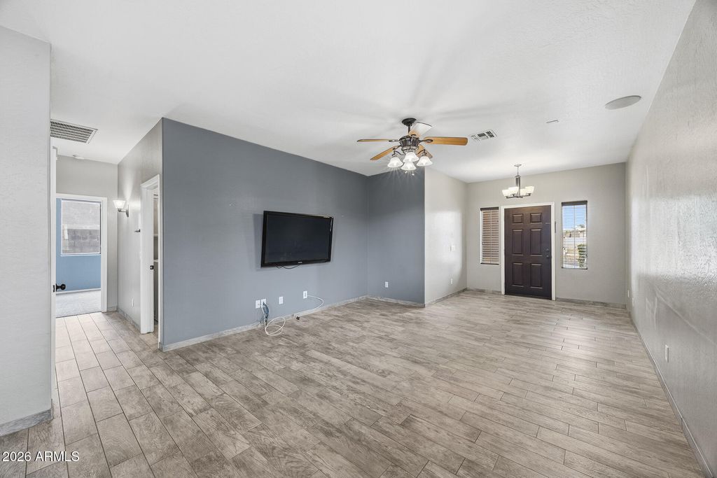 Image 6 of property listing at 8303 N 56TH Lane, Glendale, AZ 85302
