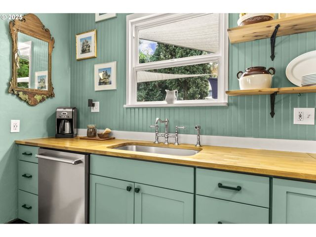 1114 WASHINGTON St, Oregon City, OR 97045