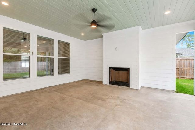 611 Whispering Meadows Road, Broussard, LA 70518