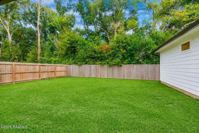 611 Whispering Meadows Road, Broussard, LA 70518