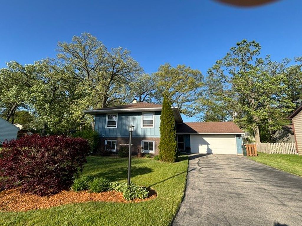 203 CEDARWOOD Lane, Antioch, IL 60002