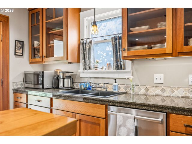 2747 Ne SCHUYLER St, Portland, OR 97212